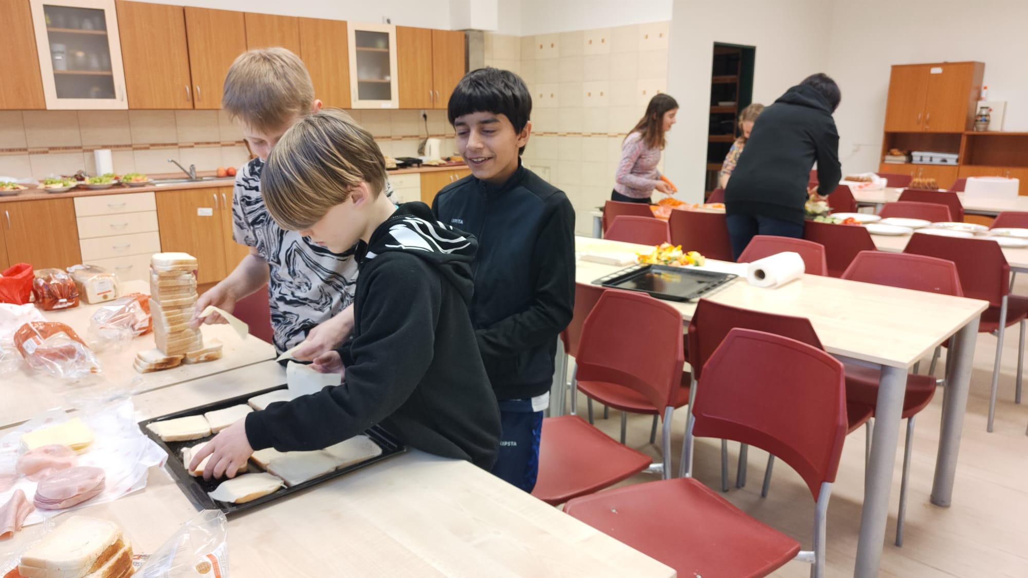 žáci připravují jídlo