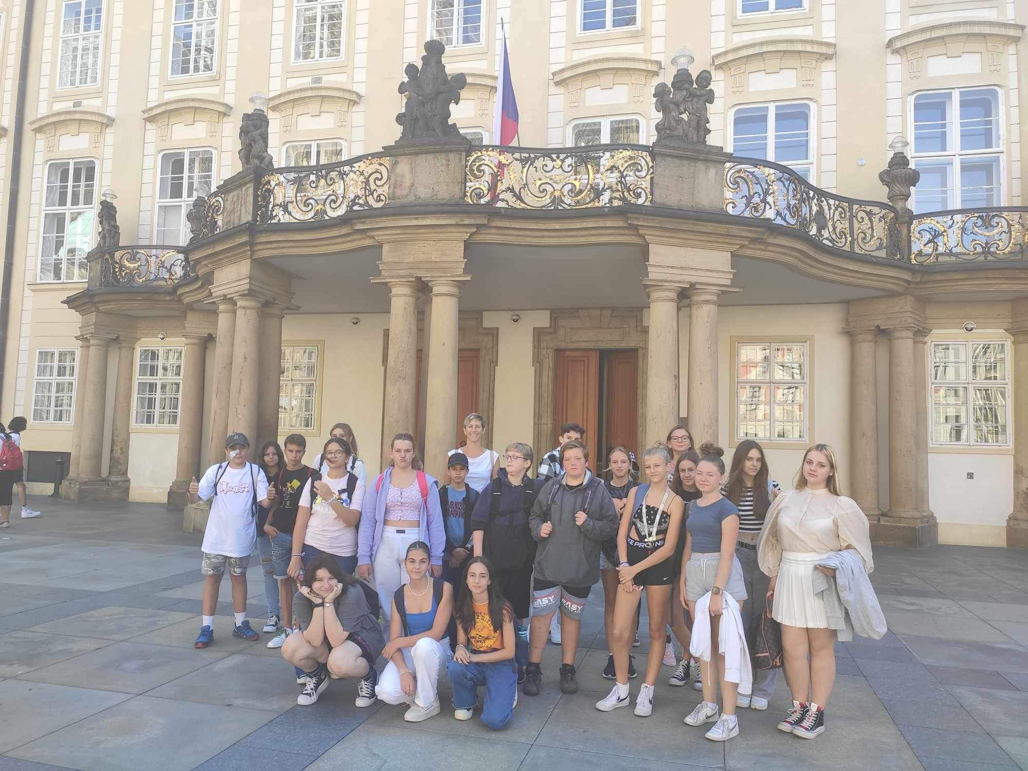 skupina žáků na Pražském hradě