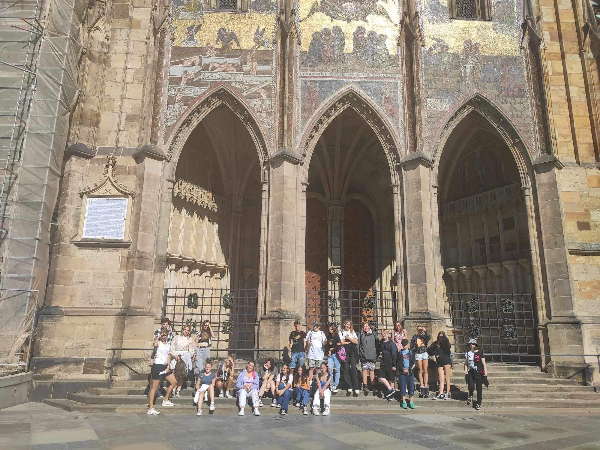 žáci na nádvoří Pražského hradu