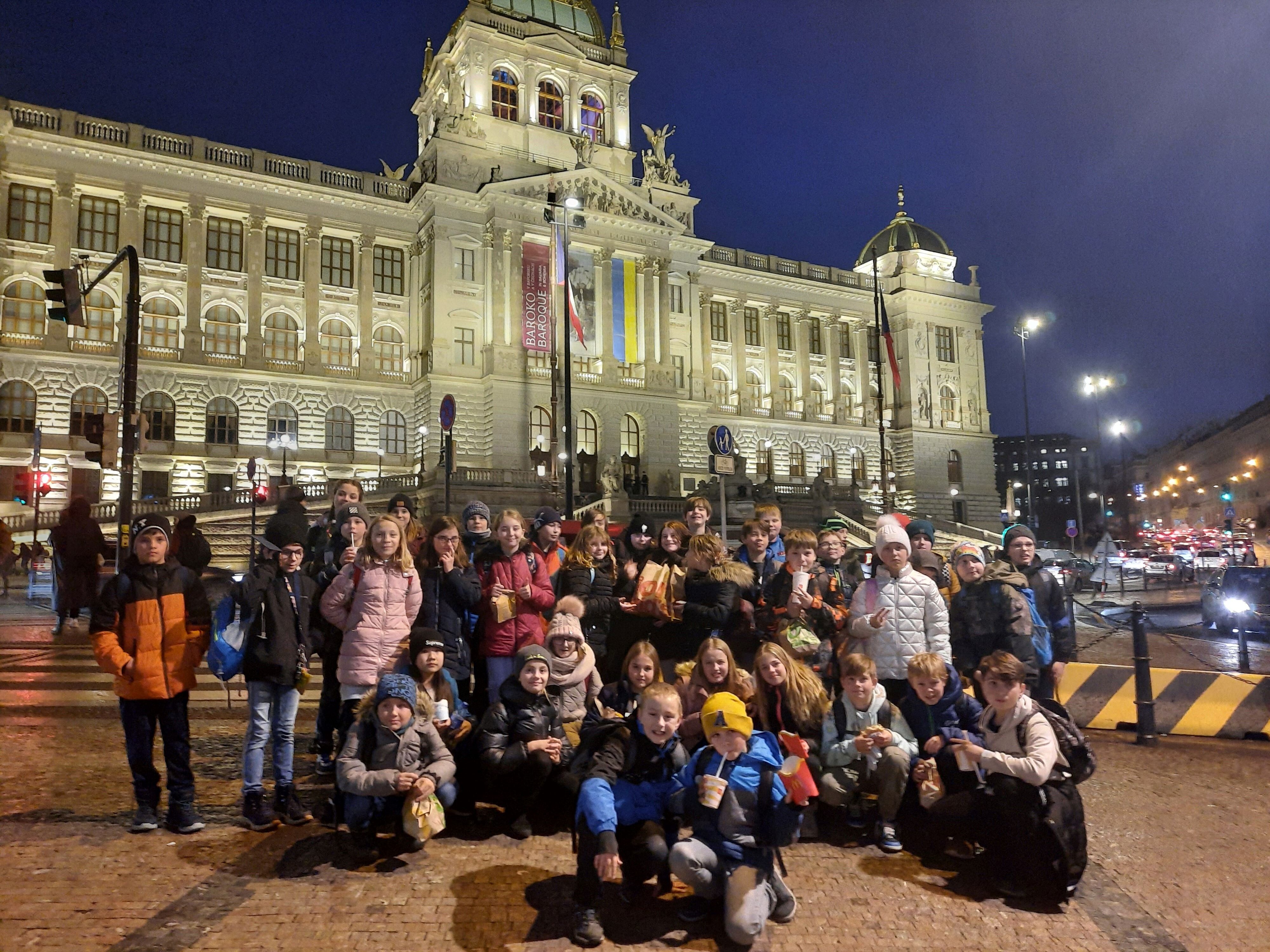 Skupina žáků před budovou Národního muzea v Praze.