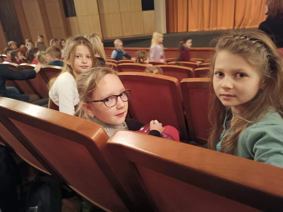 děti sedí v divadle