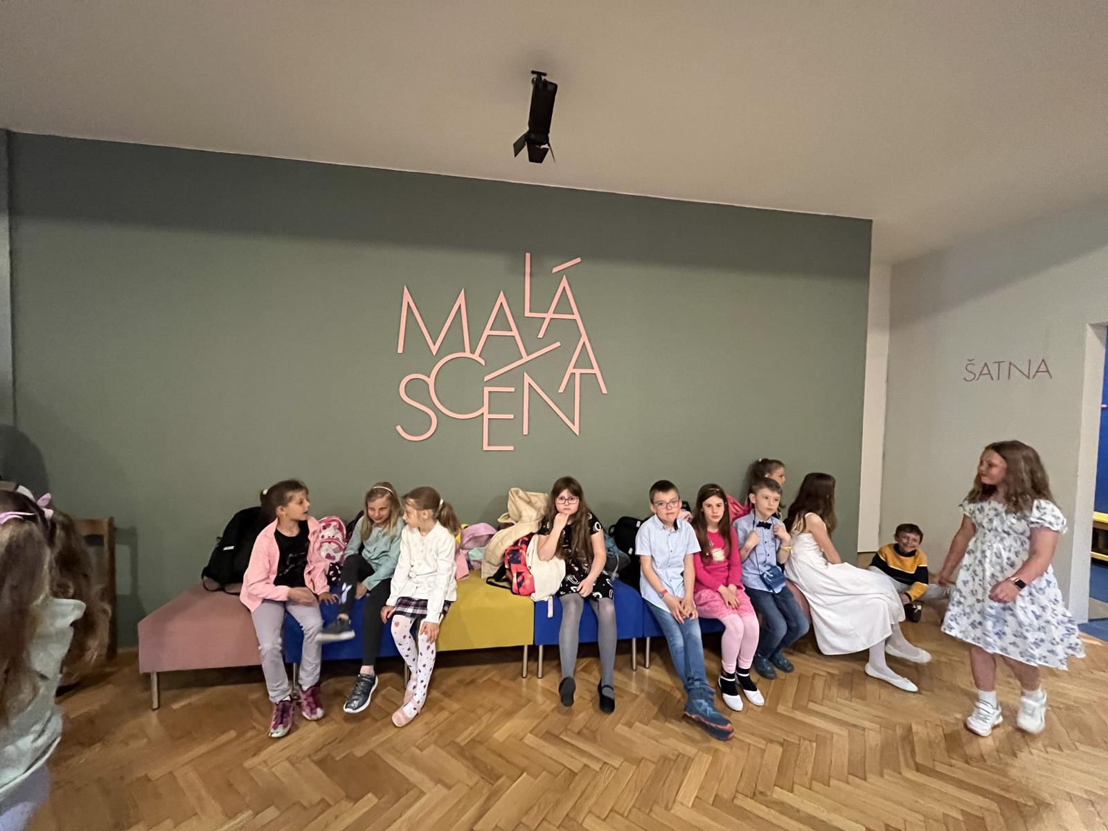 žáci školy v divadle