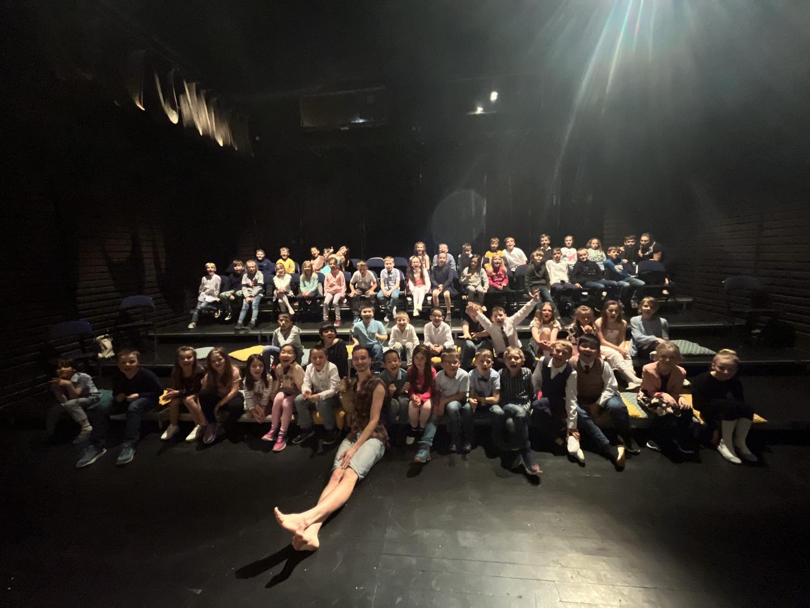 společná fotka žáků v divadle spolu s herci