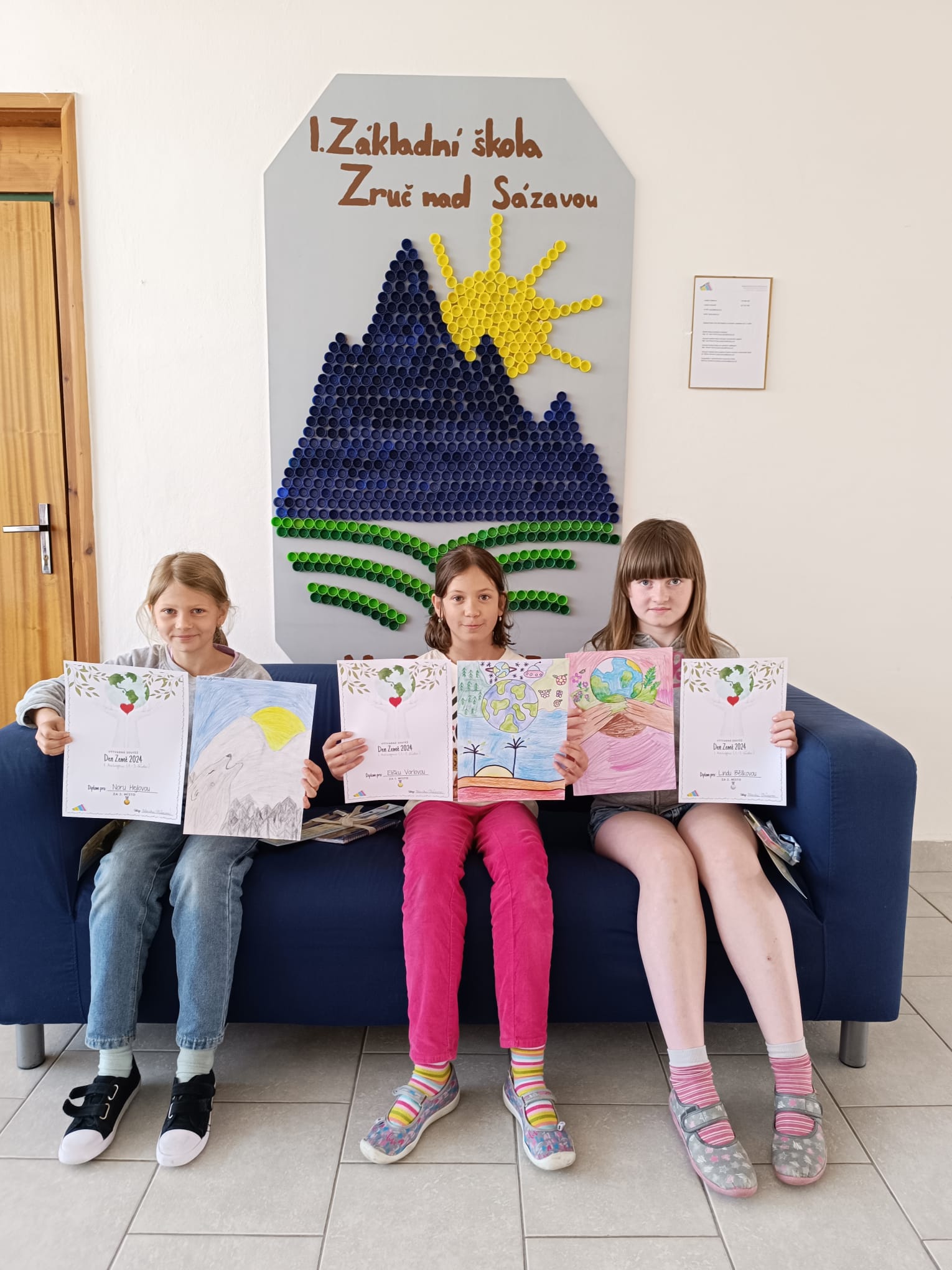 žáci s diplomy