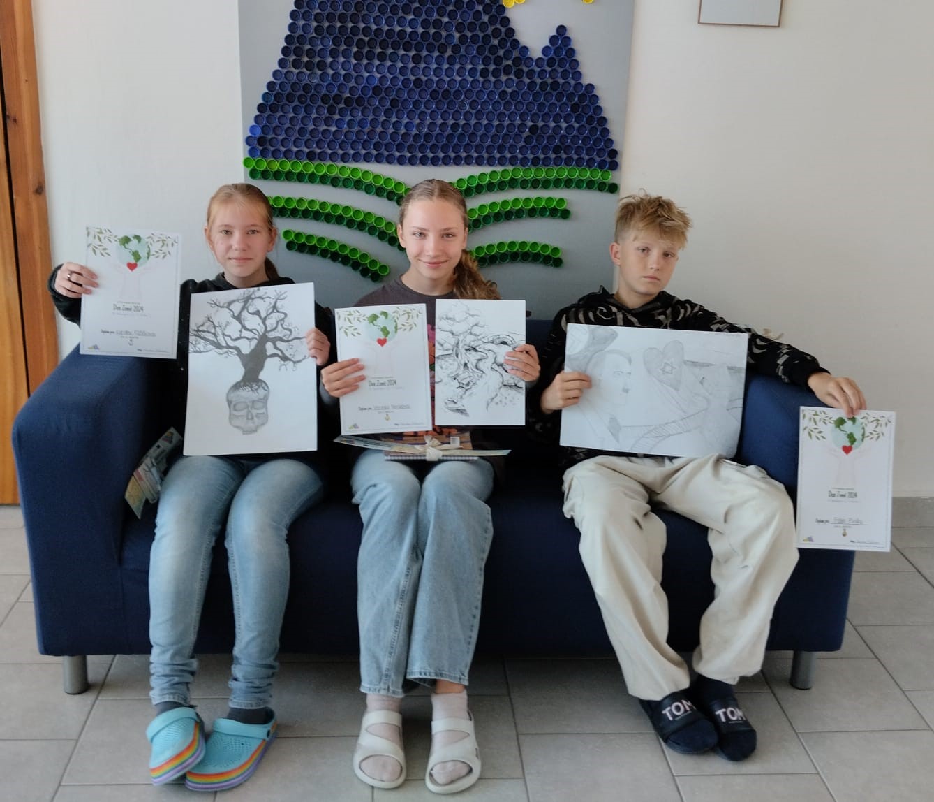 žáci s diplomy